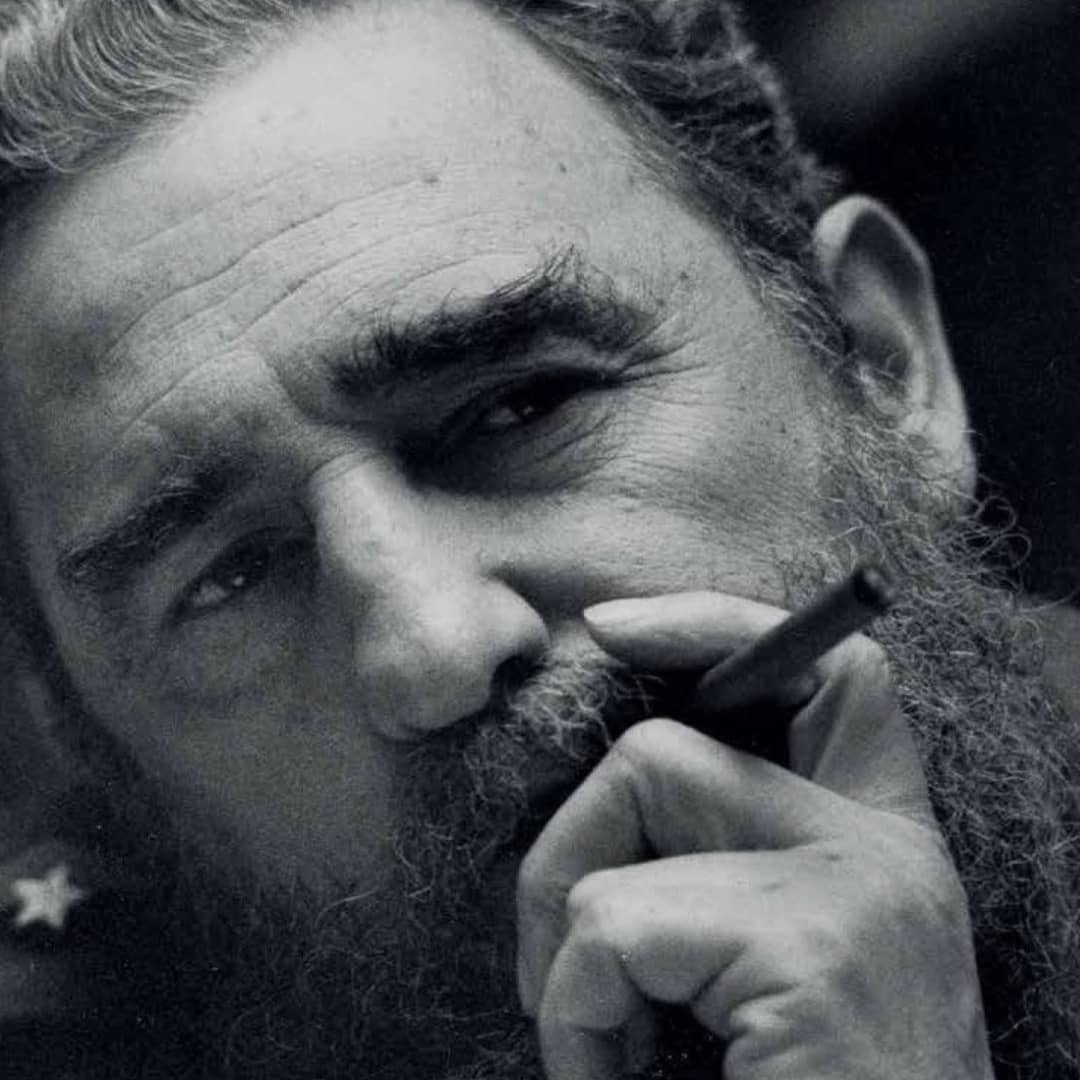 El único autógrafo digno de un hombre es el que deja escrito con sus obras. #XUnMañana junto a Fidel. @DeZurdaTeam_ #DeZurdaTeam