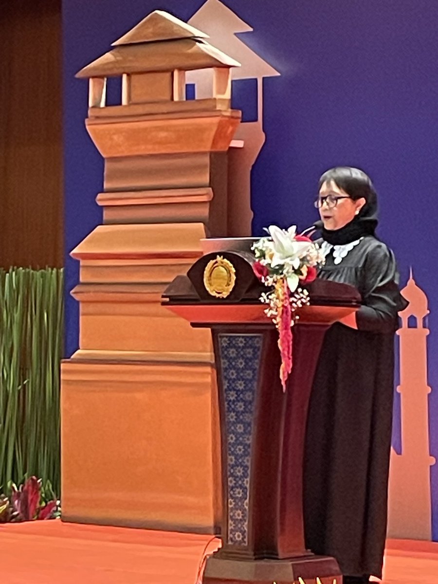 DomJermey's tweet image. One of the joys of #Ramadan is sharing iftars with friends. A pleasure to be at #KEMLU last night with Ibu #Retno hosting. Catching up with Pak Umar Hadi and so many other colleagues ⁦@Kemlu_RI⁩ ⁦@UKinIndonesia⁩