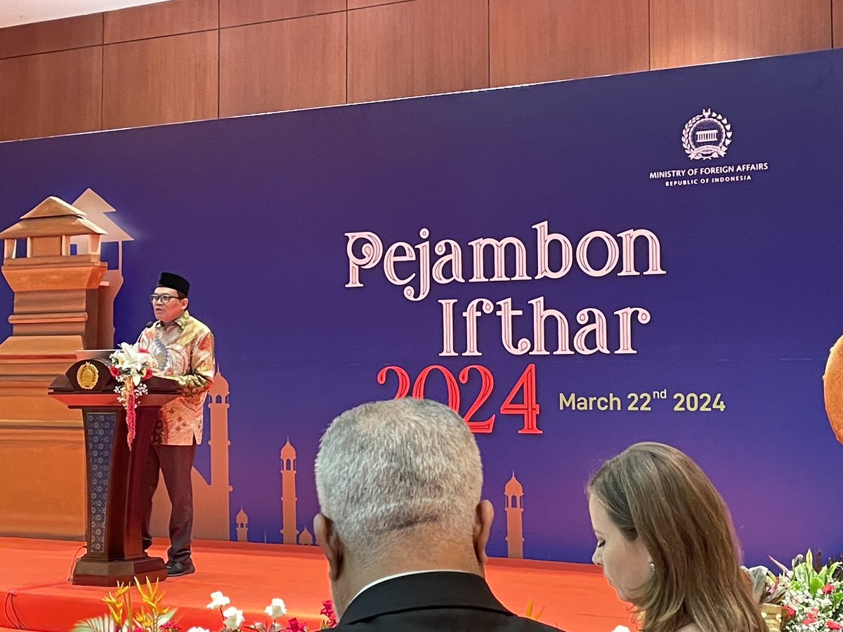 DomJermey's tweet image. One of the joys of #Ramadan is sharing iftars with friends. A pleasure to be at #KEMLU last night with Ibu #Retno hosting. Catching up with Pak Umar Hadi and so many other colleagues ⁦@Kemlu_RI⁩ ⁦@UKinIndonesia⁩