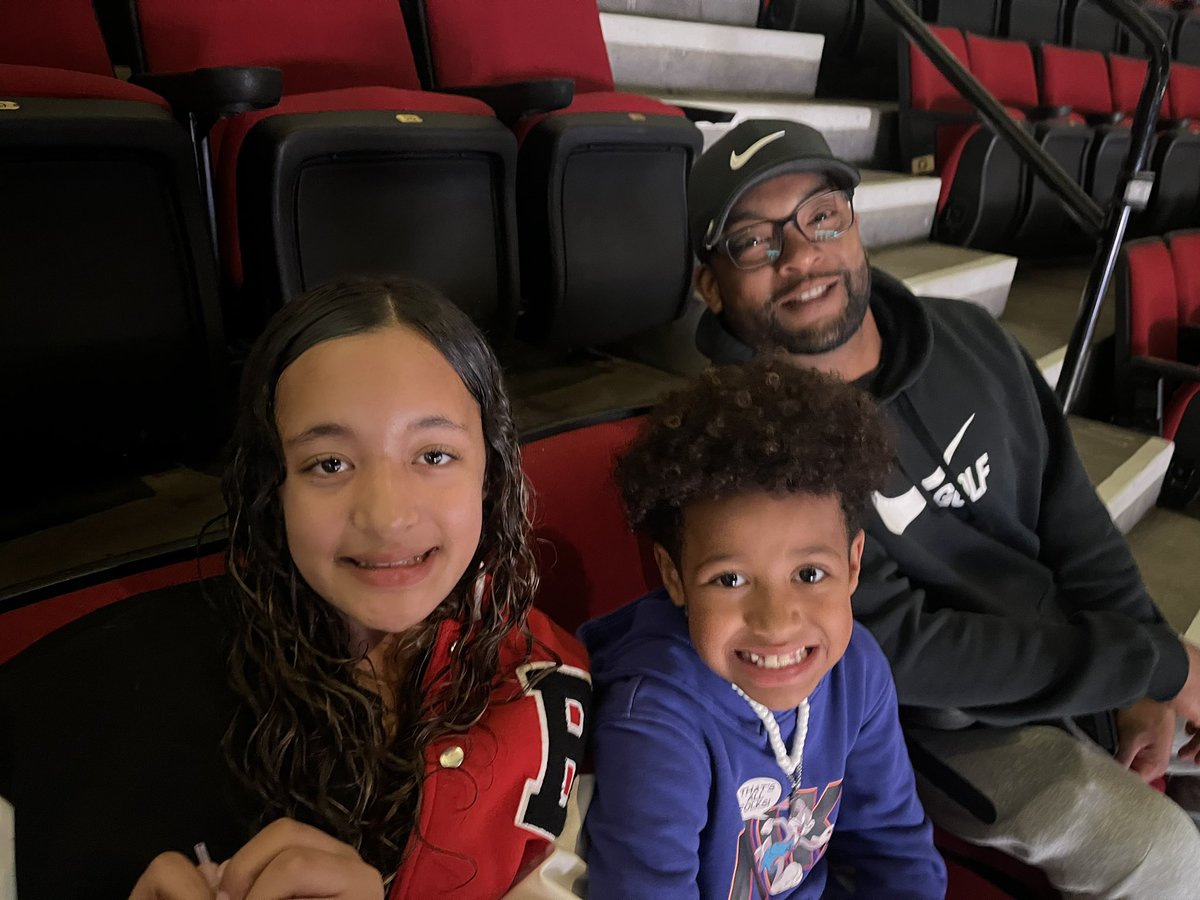 RaechellChapman's tweet image. Blazers game tonight! #ripcity