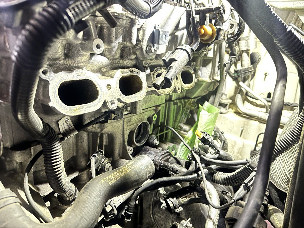 TeamLegendMotor's tweet photo. BENZ Cla250

#benz #cla250 #thermostat #oilfilterhousing https://t.co/ZUrAoyRCAX