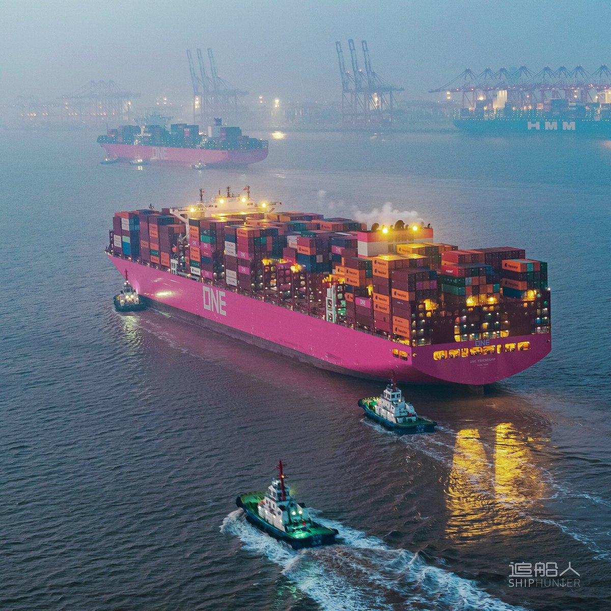 A special ONE + ONE for the weekend 😉: ONE Friendship and ONE Milano arriving at the Yangshang Terminal, Shanghai!

📸Thank you @shipspotter_delvestudio for the beautiful image!

#AsONEweCan