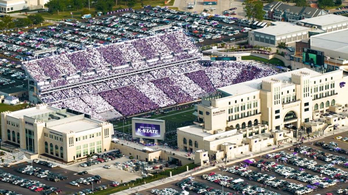 CFBHome's tweet photo. Best College Football Stadium Round of 32

1. LSU v. 5. Kansas State

Poll below⬇️ https://t.co/GyxXfy0t4h