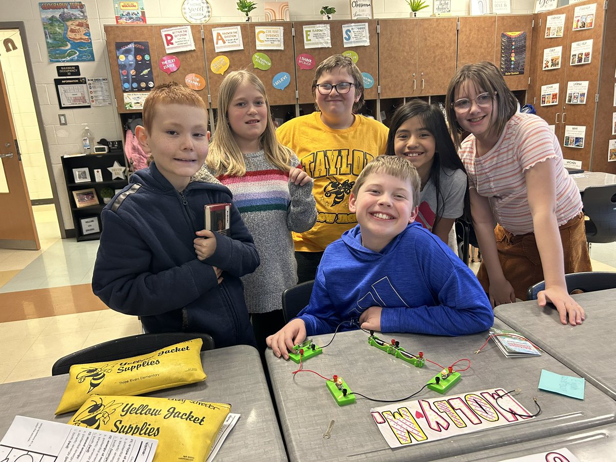 mrslamb97's tweet photo. It’s electric! Today we enjoyed making circuit boards during science for our unit on energy and electricity! 💡 https://t.co/tyKxPM1tVl