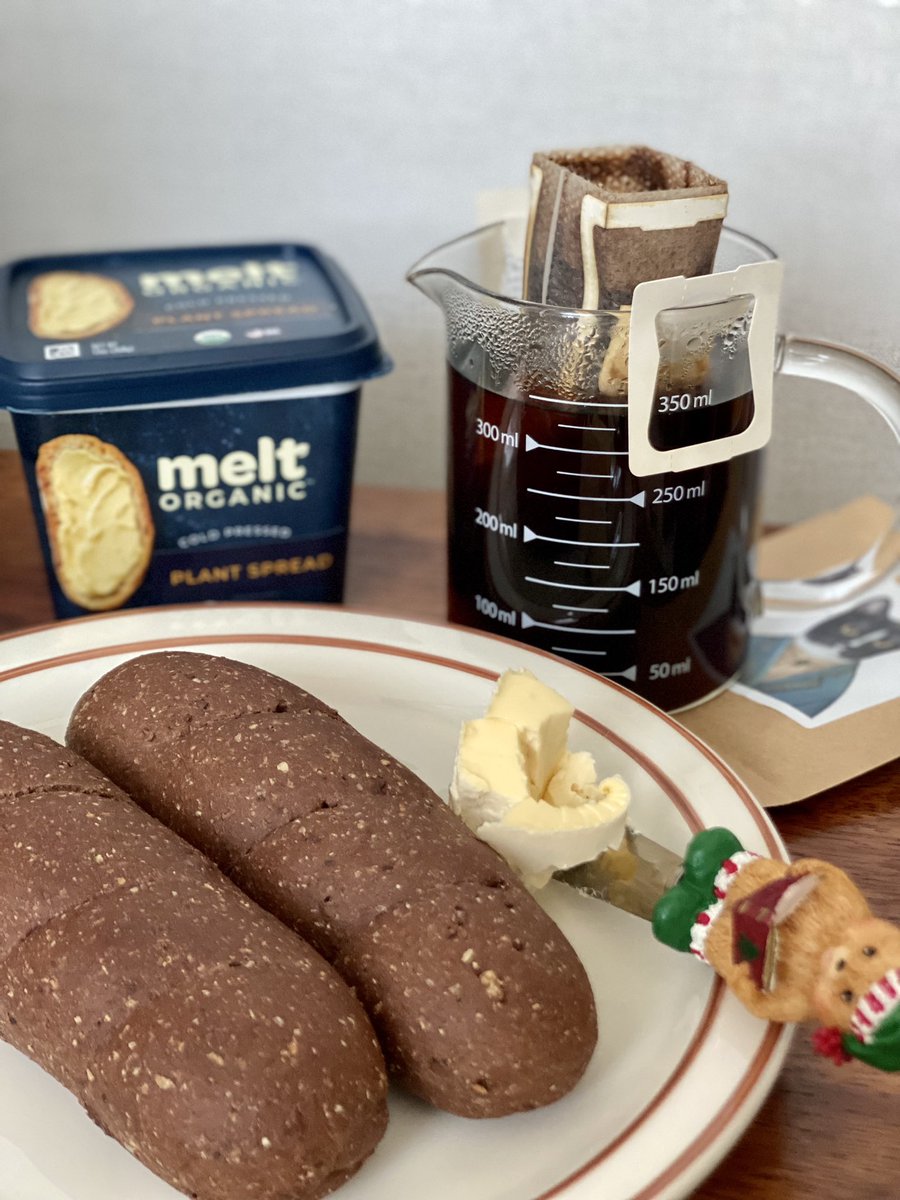 안녕하세요!
오랜만입니다..
오랜만에 여유로운 주말 아침이어서 간단하게 밥을 차려 먹었어요~
아르토스 통밀 카카오빵, 멜트 오가닉 플랜트 스프레드, 드립커피입니다^ㅅ^
아르토스 빵이랑 멜트 스프레드 조합이 좋더라구요😜
밥 챙겨드시고 오늘도 좋은 하루 보내시길 바라요〰️