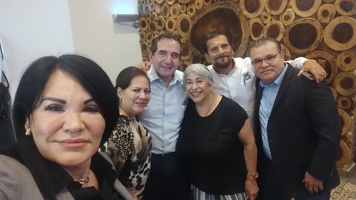 RosaDuarteQuin1's tweet photo. Una amena y significativa charla con el próximo Diputado Federal, el maestro @melesiocuen #Sinaloa al frente. #ClaroQueSeOuede #VamosJuntosPorSinaloa #fcqb https://t.co/rQs5EjOfby