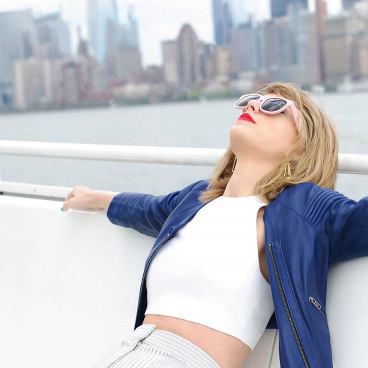 _sunlcs's tweet image. deve ter sido a melhor sensação do mundo ser fã da taylor em 2014, escutar o 1989 pela primeira vez, e ainda ir na tour..