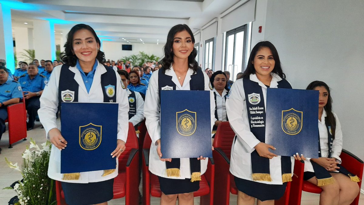 Canal4Ni's tweet photo. Universidad de Ciencias Médicas y Enfermería de la Policía Nacional gradúa a nuevos especialistas. #noticias #nicaragua 
Más información 🌐👉🏼 https://t.co/wsheD51m5S https://t.co/HN1UiPtb7L