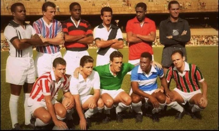 Um dos momentos mais maravilhosos do futebol. Um dos maiores times do mundo, o Santos de Pele, agradecendo ao povo do Rio de Janeiro pelo apoio na final do Mundial de 1963. Fui muito ao Maracanã ver esse time jogar.