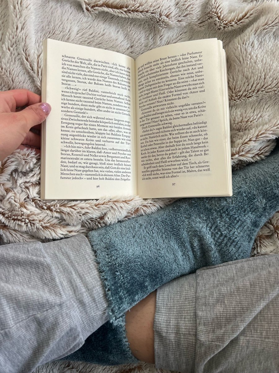 Geldherrin_isa's tweet photo. nachts noch ein bisschen lesen, aber du hast gar keinen Blick für das Buch sondern nur für die flauschigen Socken🥵

Lass dich vorm einschlafen nochmal schön durchnehmen, deine Herrin will es so! 

#findom #slave #moneyslaves #zahlsklave #feet https://t.co/7vudiz5TL4