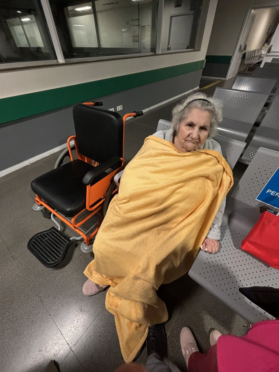 eduardoguti_'s tweet image. Son las 3:40 y mi madre de 94 años sigue esperando la ambulancia de regreso a domicilio.
El alta se la dieron a las 1:38 horas del 23/3/24
@SaludMadrid