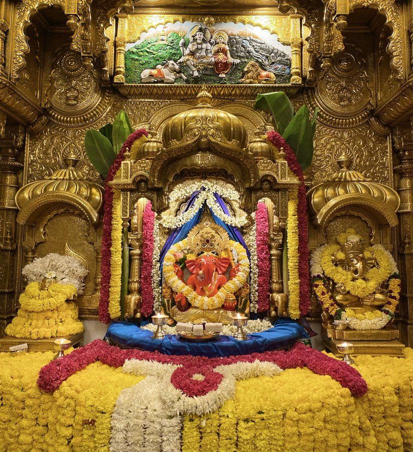 News18Guj's tweet photo. મુંબઈ સ્થિત શ્રી સિદ્ધિવિનાયક દેવના પ્રાત:શ્રૃંગાર દર્શન

ગણપતિ બપ્પા મોરિયા🌹🌹🙏🙏 https://t.co/xtOhZd4JUF