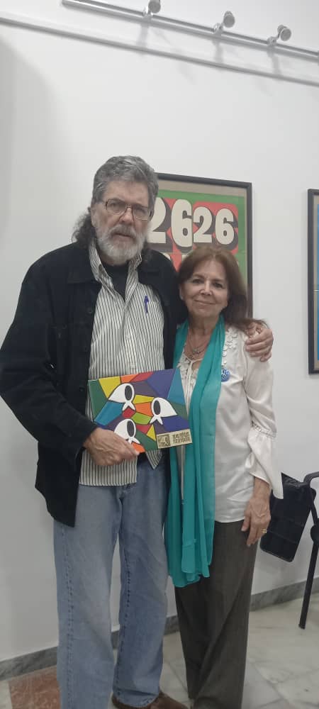 A pocas horas del 24 d marzo, Día Nacional x la Verdad y la Justicia, nuestra Graciela entrega a <a href="/CasAmericas/">Casa de las Américas</a> un mosaico c/los pañuelos d las madres y abuelas d la Plaza d Mayo. Hoy rendimos homenaje a los 30 mil desaparecidos x la dictadura militar. #NoAlFascismo
