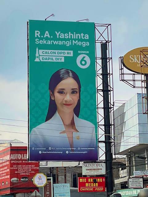 Mbak-mbak ini kemarin mukanya banyak bgt di Jogja, ada yang tau siapa?🤔

YUP BETUL Kenalin, mbak Yashinta! Anggota Legislatif DPD RI Terpilih mewakili Provinsi DIY ✨

Strategi kampanyenya yg unik &amp; menyasar anak muda bikin Topan jd tertarik untuk bocorin di segmen baru Topan