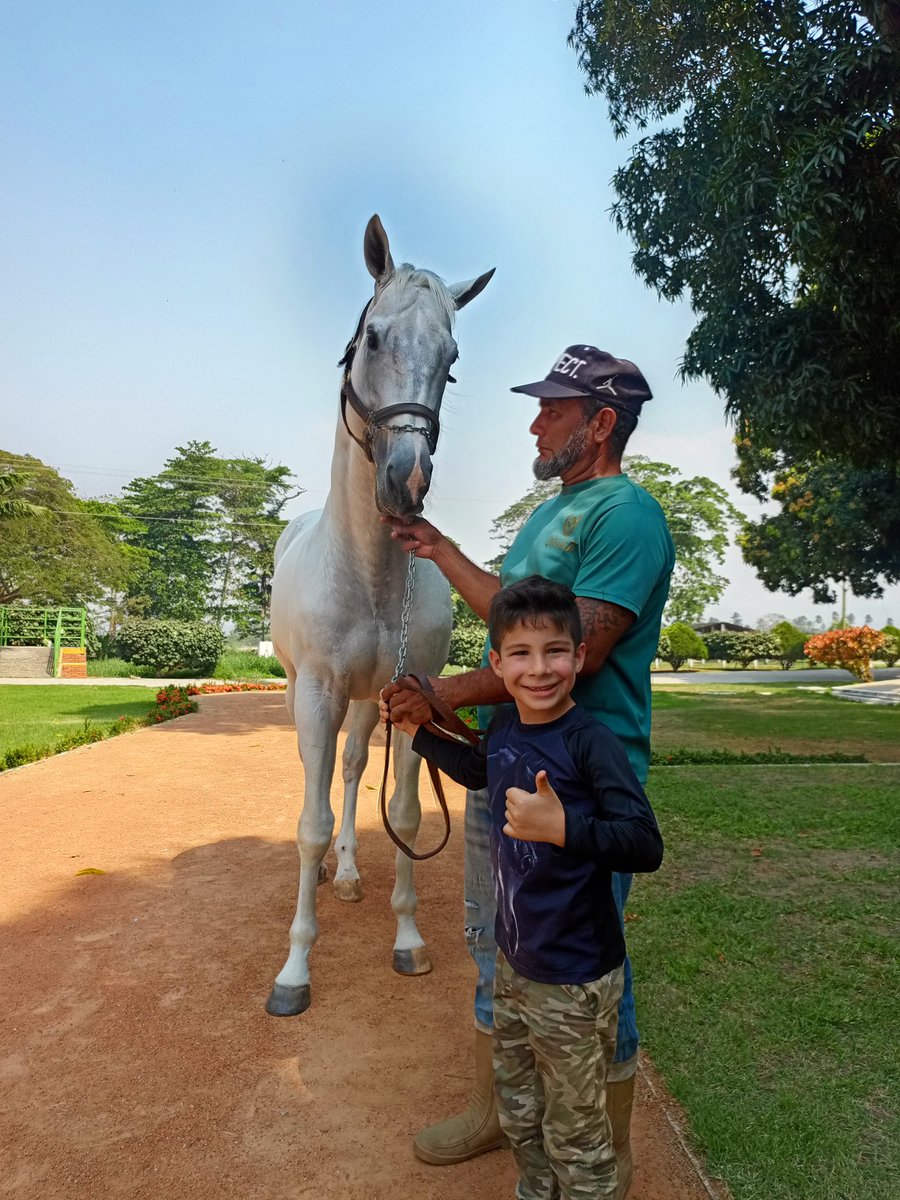Mi bebé y uno de sus caballos favoritos, El Cubita somos bendecidos al poder disfrutar de estos momentos únicos 😍 
Gracias <a href="/HarasUrama/">Haras Urama</a>