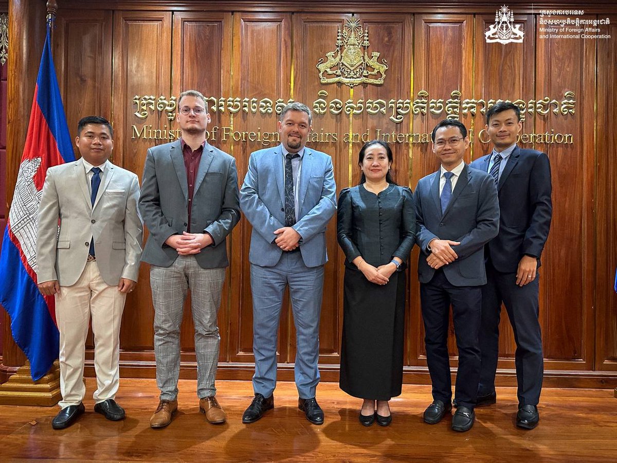 Diplomatic meeting between Cambodia and EU officials highlights commitment to strengthen bilateral relations.

To read more, visit-zurl.co/sBdb

#CambodiaEUrelations #Diplomacy #BilateralRelations #Commitment #DiplomaticMeeting #StrengtheningTies #TheBetterCambodia