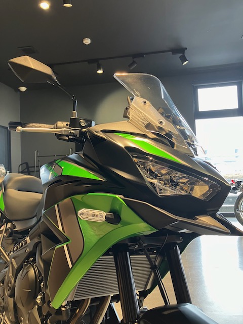 kawasaki_chiryu's tweet image. ＼VERSYS 650入荷しました！／
街中もツーリングも自在にこなす、マルチパーパスモデル VERSYS 650。
展示車両でございます。当店ラスト一台ぜひ一度ご覧になってください。
＃VERSYS　＃カワサキ