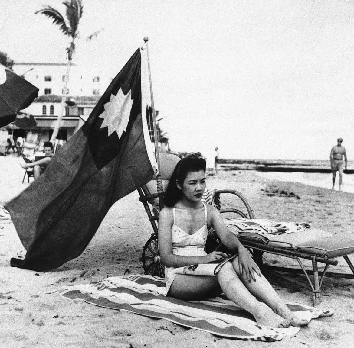 Ruth Lee, a hostess at a Chinese restaurant, chose to spend her day off on December 15th, 1941, sunbathing on a Miami beach, as was her custom. In a significant departure from her usual routine, she took a Chinese flag with her to ensure that onlookers would not mistake her for