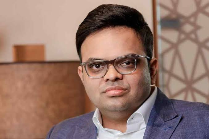 JaikyYadav16's tweet photo. इंडिया में IPL BCCI करवाती है और उस BCCI के सेक्रेटरी जय शाह हैं और जय शाह अमित शाह जी के बेटे हैं।

IPL के चेयरमैन अरुण कुमार धूमल हैं जो कि भाजपा नेता और केंद्रीय मंत्री अनुराग ठाकुर के छोटे भाई हैं।

कल मुनव्वर फारूकी को IPL की ओपनिंग में गेस्ट कॉमेंटेटर के रूप में बुलाया गया और उन्होंने कमेंट्री भी की 

अब वो लोग कहां गए जिन्होंने एल्विश यादव को सिर्फ़ इसलिए टारगेट किया क्योंकि उसने मुन्नव्वर फारूकी से हाथ मिलाया था। अब है क्या दम जय शाह और अरुण कुमार धूमल के लिए एक भी शब्द कहने की?