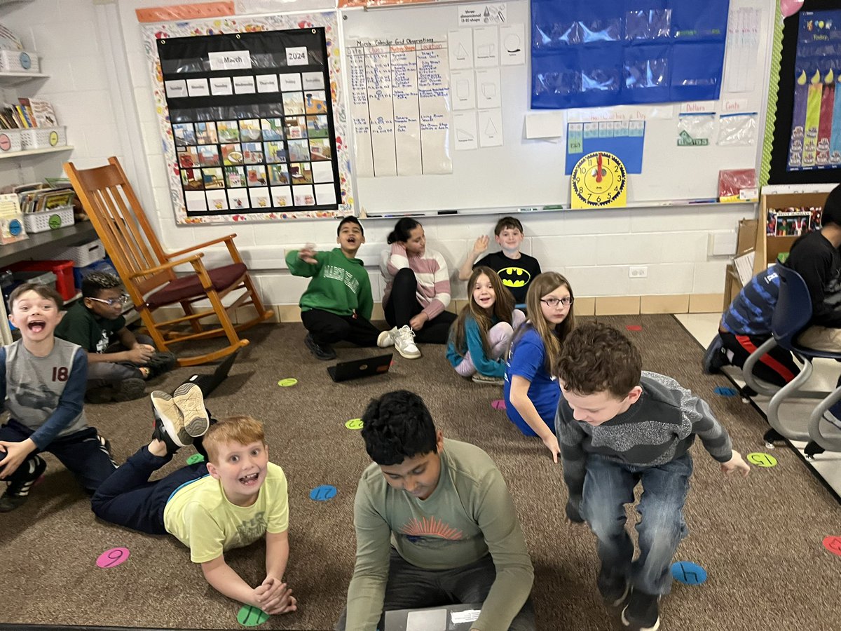 Spring Blooket with our 4th grade buddies! Our weekly meetings are a highlight of the second graders’ week!