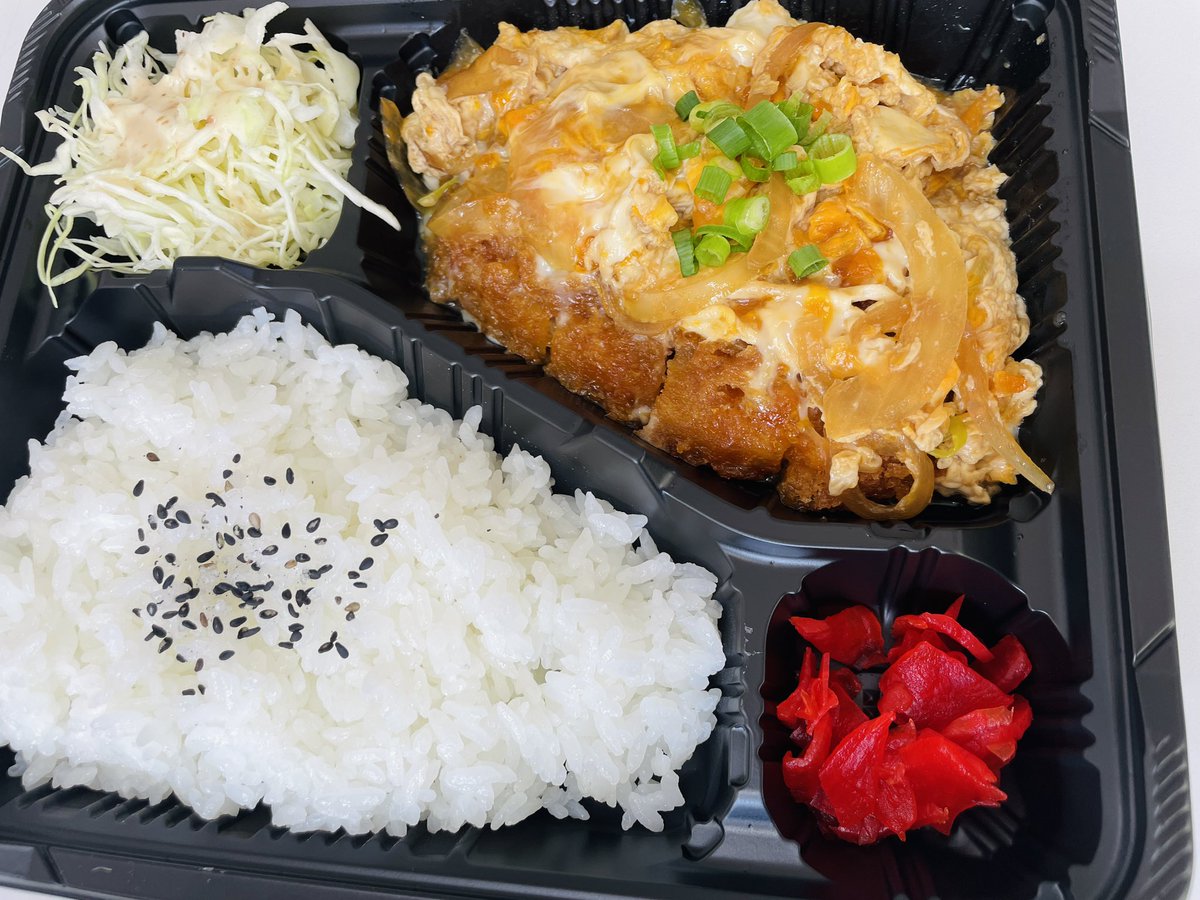 かつ丼もかつとじ弁当もどちらもめっちゃ美味しいんです🥰濃いめの甘辛い出汁にとろっとろ卵が絶妙マッチ‼️
ほんっっとに美味しいので、一度食べていただきたい⭐️
テイクアウトはどちらも600円ですよー
#飯テロ #かつどん #鳥取市 #ランチ 
#企業公式春のフォロー祭り