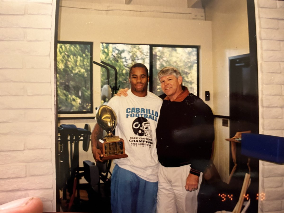 KobeHatten's tweet photo. Hate us or love us Come be great at Cabrillo just a other opportunity too get better and learn from one of the best coaches in this area @CoachHansen3 @CoachRomero_CC the coaches get us ready to work are ass off everyday itโs a brotherhood here we play to win and each other #Cmob https://t.co/kJOAQia7FU
