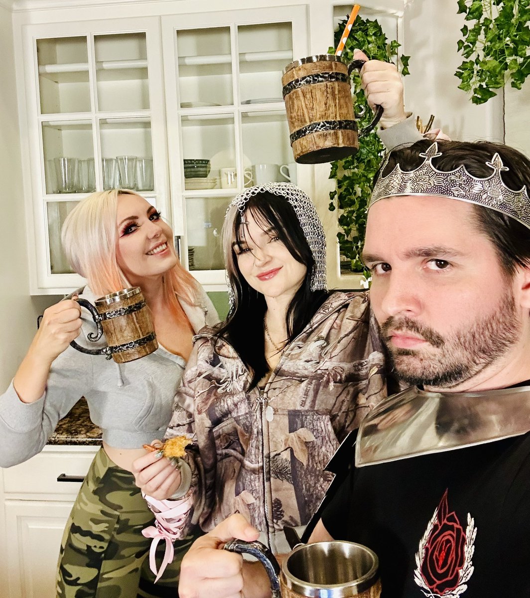 🍕 PIZZA FRIDAY LIVE RIGHT NOW WITH @PeachJars @JessicaNigri 🍕 GET IN: Twitch.tv/CYR