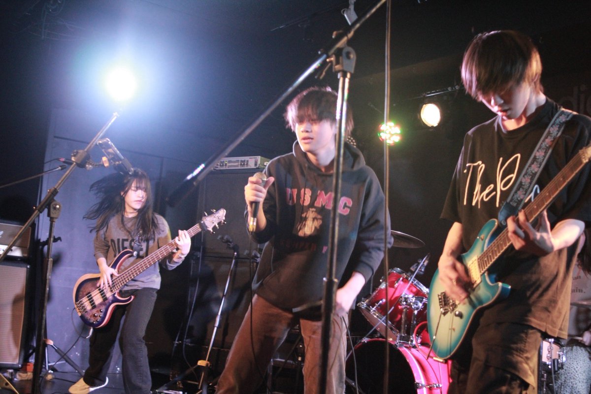 LEM_DOSHISHA_2's tweet photo. 軽音サークル【LEM】です！

レムは上級者も多く在籍しており演奏技術も素晴らしい🎸ですが、先輩達のサポートが手厚い❤️‍🔥のでその中でも初心者からはじめて上達できる環境が整っています😽初心者大歓迎🙌楽しみながら自分を高められるサークルです〜〜！⭐️

 #春から同志社  #春から同女  #同志社軽音 https://t.co/qDuRdUZ5Hv
