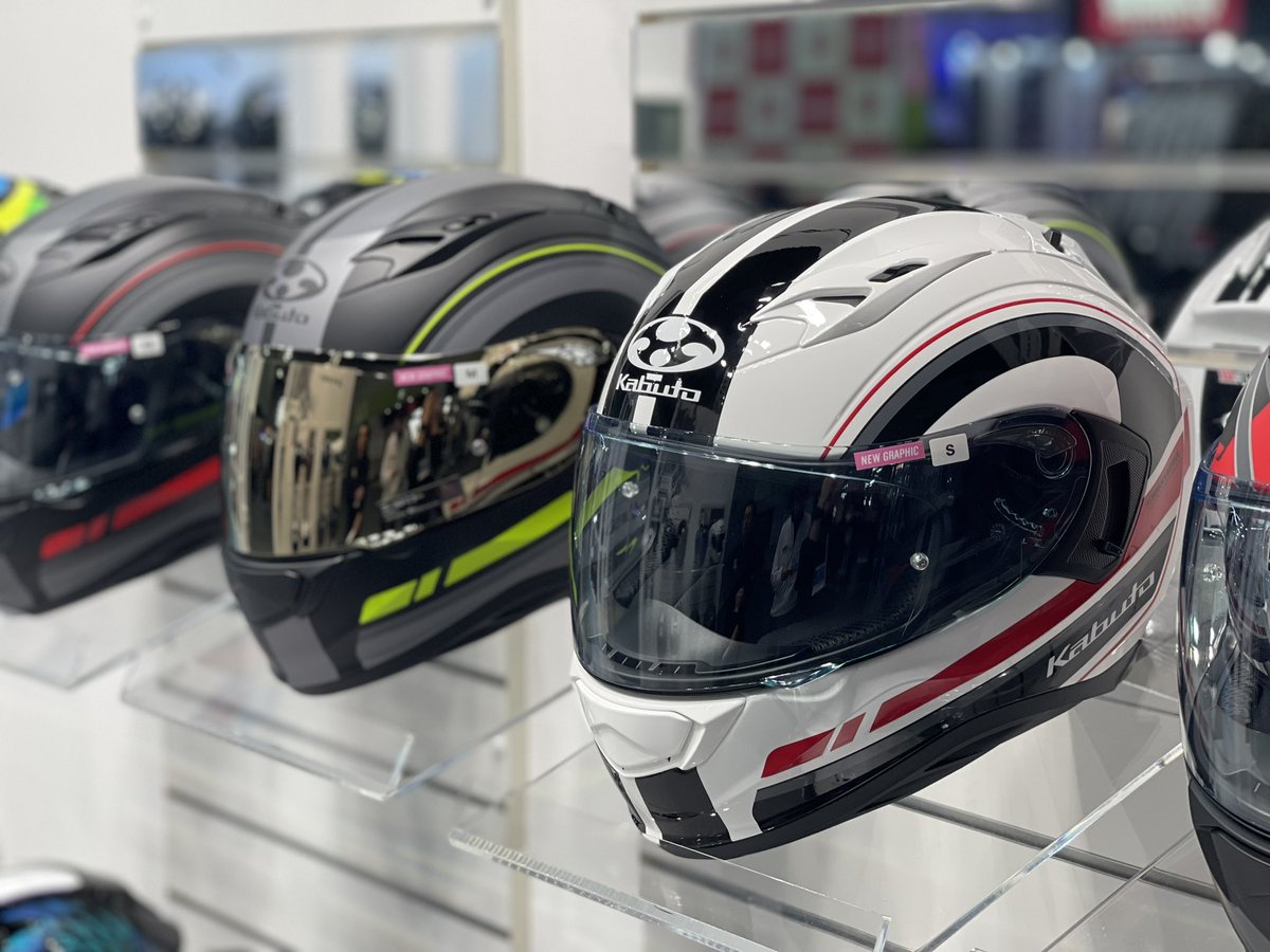 OGK_KABUTO's tweet image. 🏍️2024ニューグラフィックの続きを。
カムイ3リッジ、3色！⛑️
#東京モーターサイクルショー
#kamui3