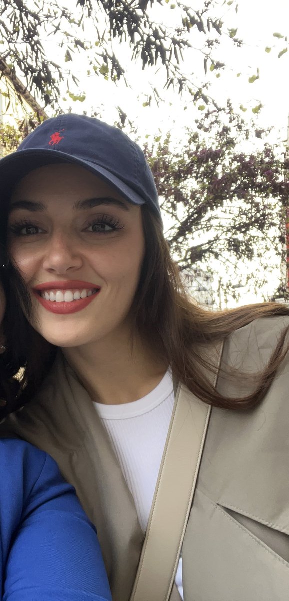 MCP_74_'s tweet image. Ahora ya con un poco más de calma puedo deciros , que sí, la vi , estuve con ella y es tan increíble como todos cuentan. Es preciosa , creo que nunca he visto una belleza igual . Es cariñosa , sensible y tiene una sonrisa espectacular @HandeErcel #HandeErçel