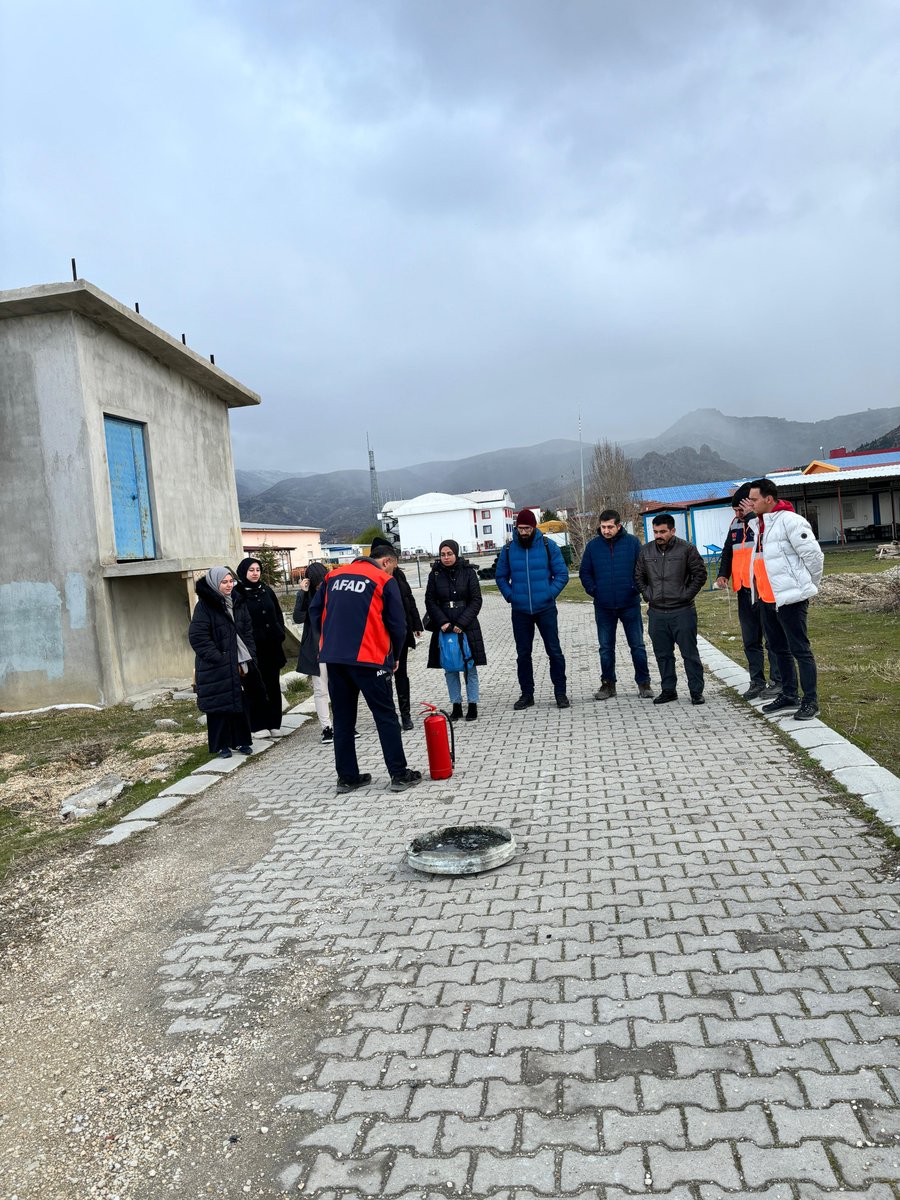 AFAD Gönüllülerine yönelik eğitimlerimiz devam etmektedir. AFAD Gönüllülerine Yangın Farkındalık Eğitimi verilmiştir. Yangın Tatbikatı yapılmıştır.