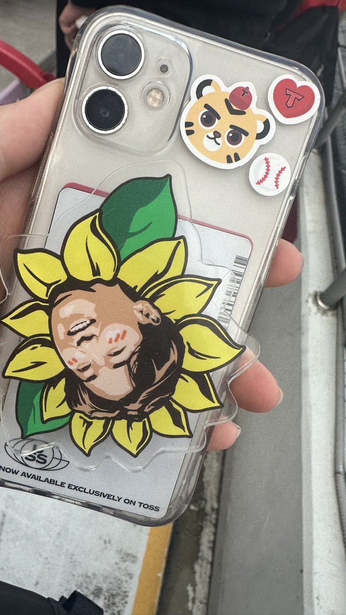 지나가면서 알티 한번씩만 해주시면 감사하겠습니다!!

지인 분이 오늘 광주 기아 챔피언스필드에서 핸드폰을 주우셨는데 공계가 없어서 대신 올려드려요
안에 토스 유스 카드(흰색)이랑 교통카드 한장 있었고 3루 k8 앞쪽열에서 주웠고 경호팀한테 맡겨뒀어요!! 찾아가세요