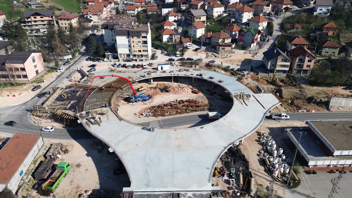 Počelo je spajanje kružnog toka na IX transverzali, jednom od najvećih projekata cestovne infrastrukture Ministarstva saobraćaja.  

Dobro jutro. 😊