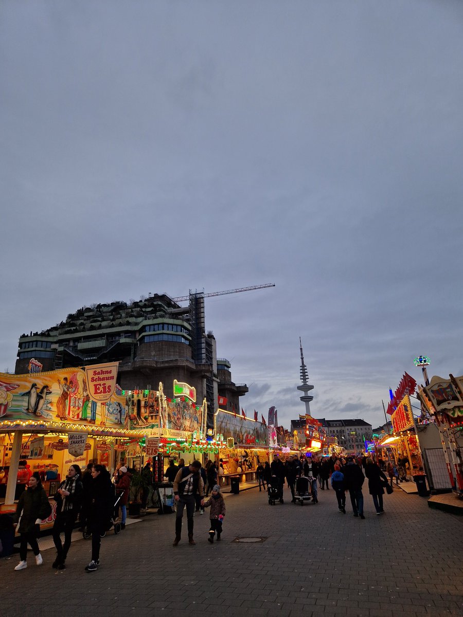 Jonasss_HH's tweet photo. Entspannter Abend aufm #HamburgerDom. 🎢 https://t.co/YZRNaYweNZ