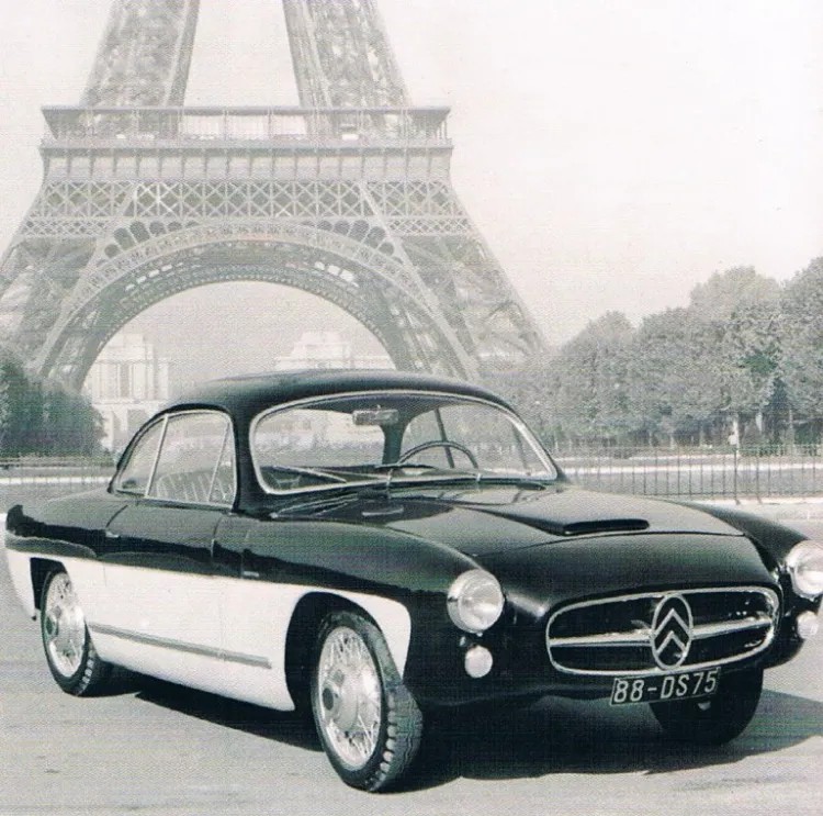 rétro cars voiture 🚘 la Citroen 2CV Charbonneaux 1955 coupé créée par le carrossier Philippe Charbonneaux et a été présentée au Salon de Paris 1955 coïncidant avec la DS. Le châssis et la mécanique de la Citroen2CV avec moteur 425cc et 12CV ont été utilisés pour sa construction.