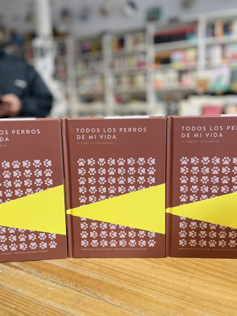 Para las vacaciones de Semana Santa, sean largas o cortas, algunas novedades para viajar a muy distintos mundos literarios.
¡Que disfrutéis! La librería estará abierta 😊