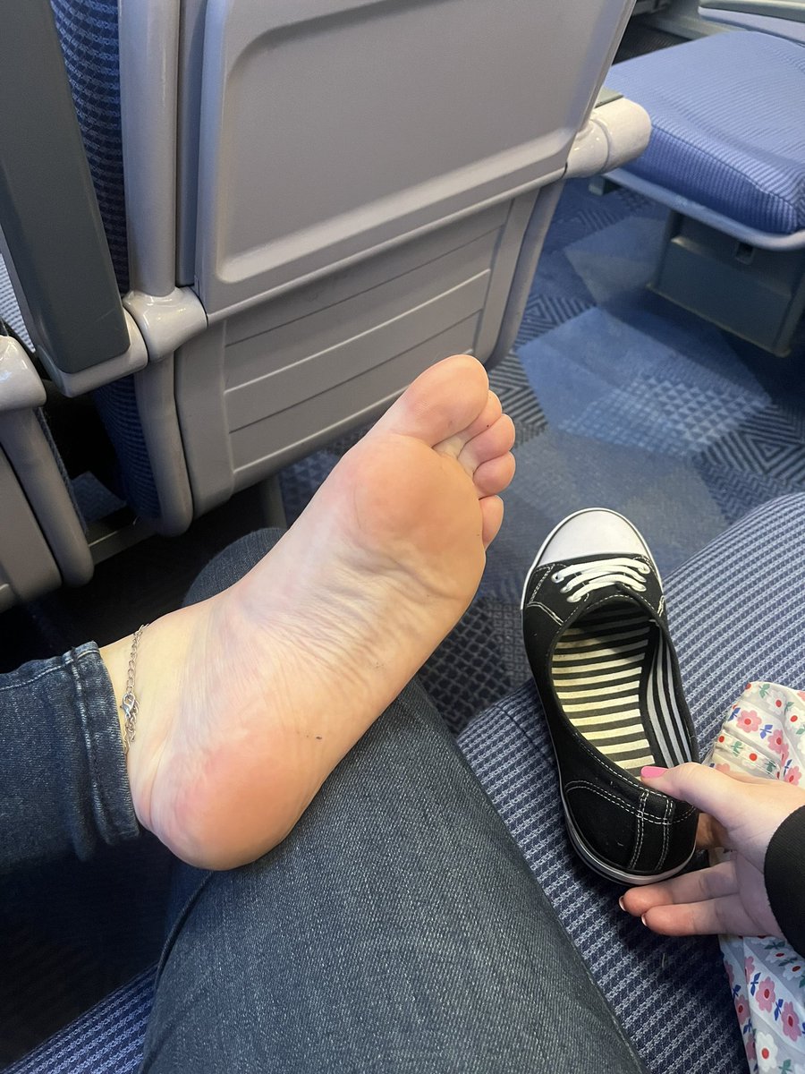 Got my feet out on public transport, you’ll either love me or hate me 😆 either way, you’re having a sneak peak, aren’t you? 👀