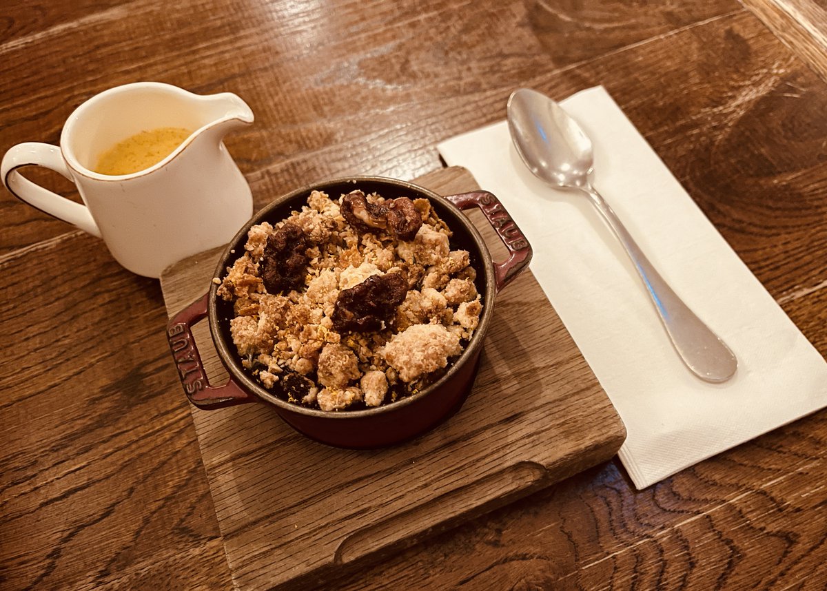 Crumble & custard – everyone’s favourite @TheMarinersRock by @PaulAinsw6rth #Cornwall guide.michelin.com/gb/en/cornwall…