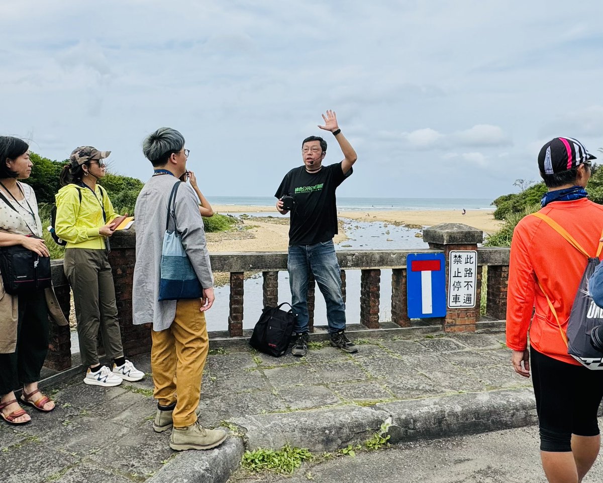 Today I went on a beach walk near Lungmen NPP with the unlikeliest of company: The Green Citizen Action Alliance, an anti-nuclear pressure group. Our guides are pretty much some of the staunchest anti-nuclear activists there are in Taiwan, which was OK because I wasn’t there to