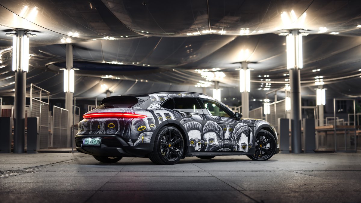 iamsomeart's tweet photo. PORSCHE X SOMEART 
° 
#porschecentrumpoznan #someart #iamsomeart #porsche #porschetaycan #taycan #goldeyes #escargofoto
@porsche https://t.co/2hg64RisIw