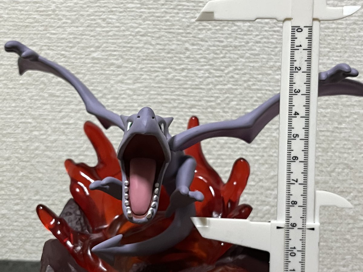 ポケモンセンターのはかいこうせんフィギュアよりプテラ 1.8m→9cm