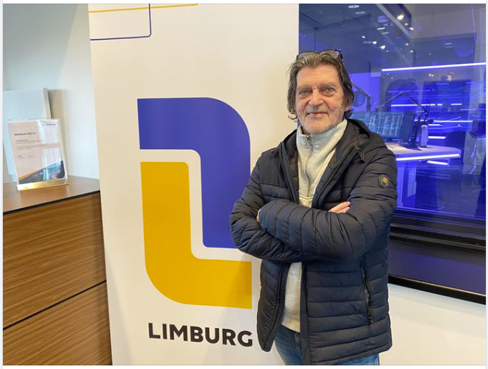 Guus Steinen te gas vanmiddig bie Henk Hover bie 't L1 radioprogramma Plat-eweg. Henk doorlöp mit Guus aan de hanjd van 8 door Guus gekaoze leedjes zien indrökwekkende leedjessjrievercarrière! Allemaol loestere!