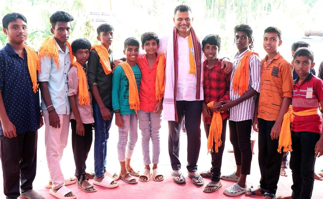 Sandeeplobo05's tweet photo. ಭವ್ಯ ಭಾರತದ ಭವಿಷ್ಯದ ‌ಪ್ರಜೆಗಳಿಗೆ ಕ್ಯಾಪ್ಟನ್ , ಕ್ಯಾಪ್ಟನ್ ಆದಾಗ ❤💙

#captain4dakshinakannad @CaptBrijesh https://t.co/fCwt33XU1K