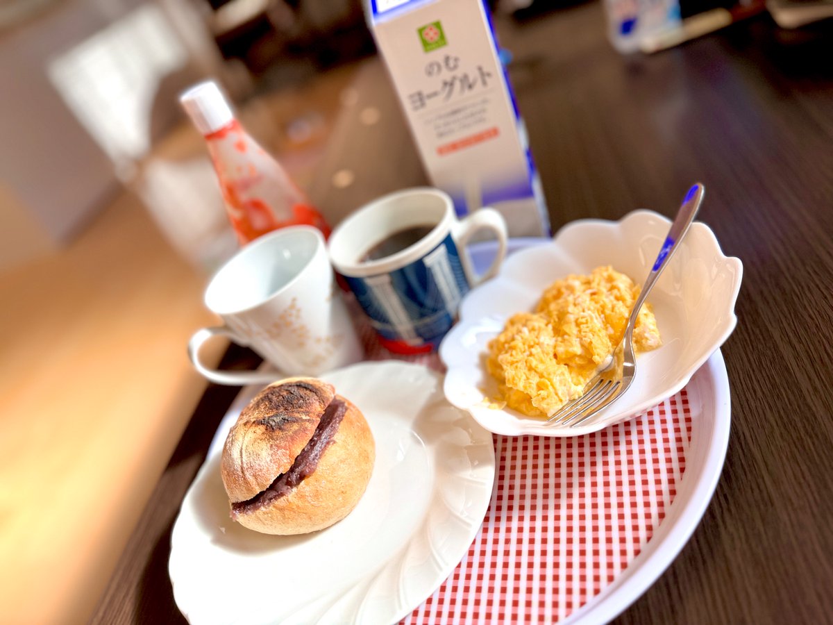 96b209Daisuke's tweet photo. 休日朝のルーティン
朝8時頃まで寝て朝食は以下のメニューを妻に用意してもらいます
・菓子パン🥯（＂あんバター＂）
・スクランブルエッグ🥚
・コーヒー☕️
・飲むヨーグルト🐄
良い週末をお過ごしくださいませ🙇‍♂️
#新卒採用　#25卒　#26卒　#就活生　#マイナビ2025 #休日　#朝食　#ルーティン　#大学 https://t.co/f0uLVZPeCD