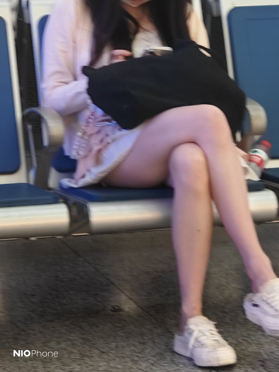 shareindeep's tweet photo. 火车站碰到一个妹子，搭讪了一下，可惜目的地不匹配，临走时不舍得转身留下一张照片 https://t.co/I30XPu2gN9