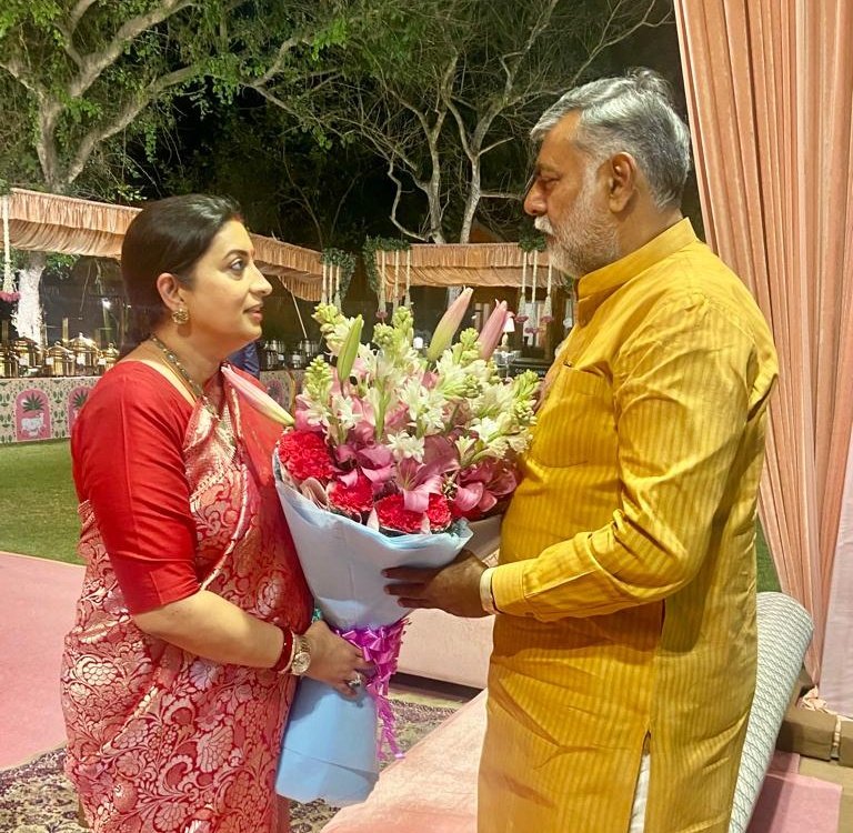 केंद्रीय महिला एवं बाल विकास मंत्री श्रीमती @smritiirani जी को जन्मदिन की हार्दिक बधाई एवं शुभकामनाएं। ईश्वर से आपके उत्तम स्वास्थ्य एवं दीर्घायु जीवन की कामना करता हूँ।