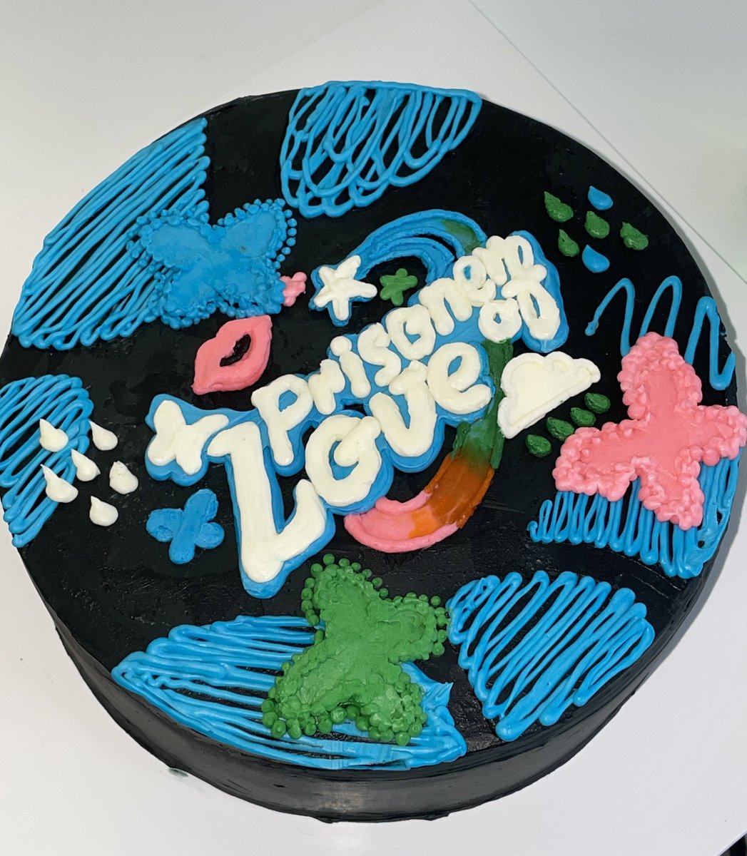 주최 측 테이블 위에 케이크가 전시되어있습니다! 🌈🎂