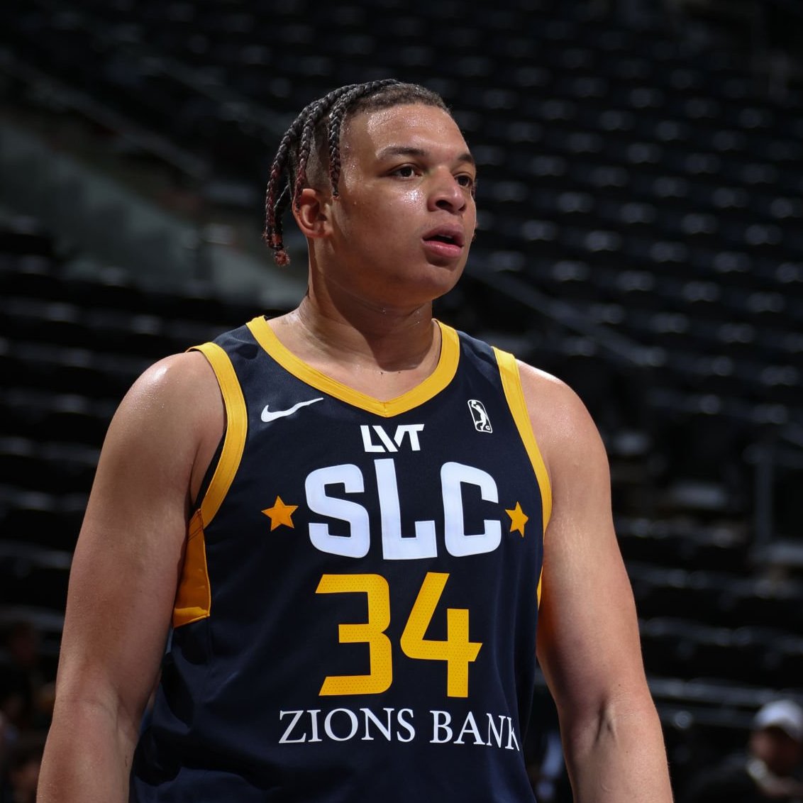 Salt Lake City Stars forward Kenneth Lofton Jr tonight in the G League 

— 52 PTS
— 16 REB
—   5 AST
— 20/29 FG
— 1/2 3P
— 6/9 FT