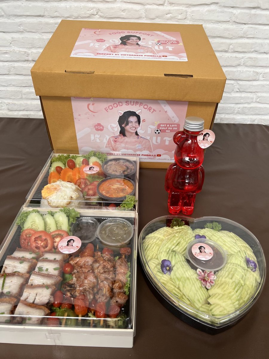 Jin_Su241's tweet photo. 💖 Food support for baby Gulf 🌻

🍛 Rice with basil pork + fried egg + soup tomyum chicken
🍗 Crispy pork + BBQ
🥭 Mango with sauce
🥤 Drink

From #PhiballsVN with love 💖⚽
@Jin_Su241 @Thuyvu261093 @JenGulfie @Sunflower_nn_   @honglam301280 @Beryn90 @_gulfty 

#54ปี3Miracles https://t.co/mMB9DWONyR