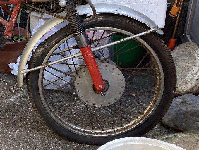 例の発掘ヒャクトーのH型リムじゃないホイール、これ何の流用なのかな。スポークの組みが違うしドラム径も大きく見えるが…ブレーキパネル側が見えればなあ。てかFフェンダーとの隙間から見るともしや17インチの可能性もあるのか? 